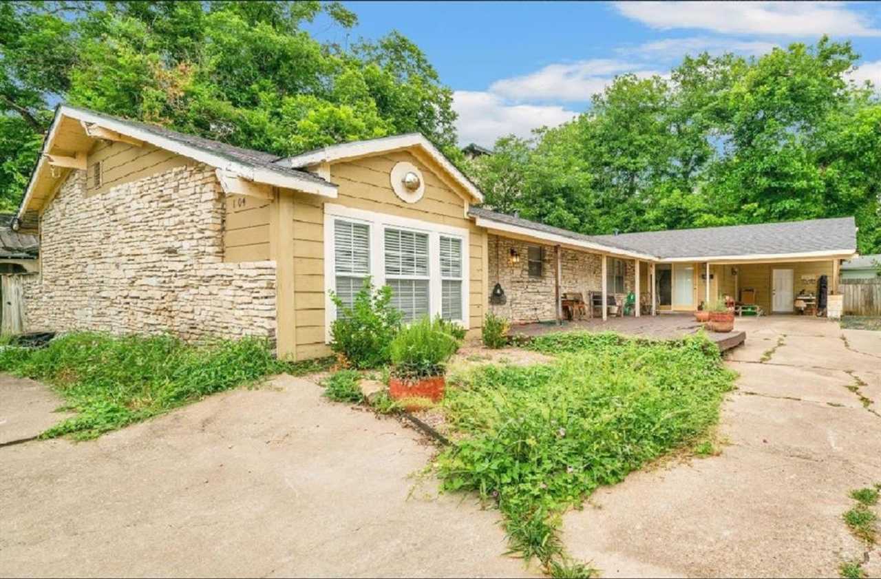 Walking distance to Zilker Park 2/2 with back yard - 1104 Kinney Ave #A