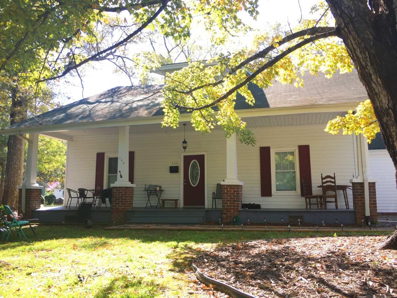 Stunning, renovated 7br home in the heart of Carrboro! Walk to downtown w/ ease, walk or bike to UNC!
