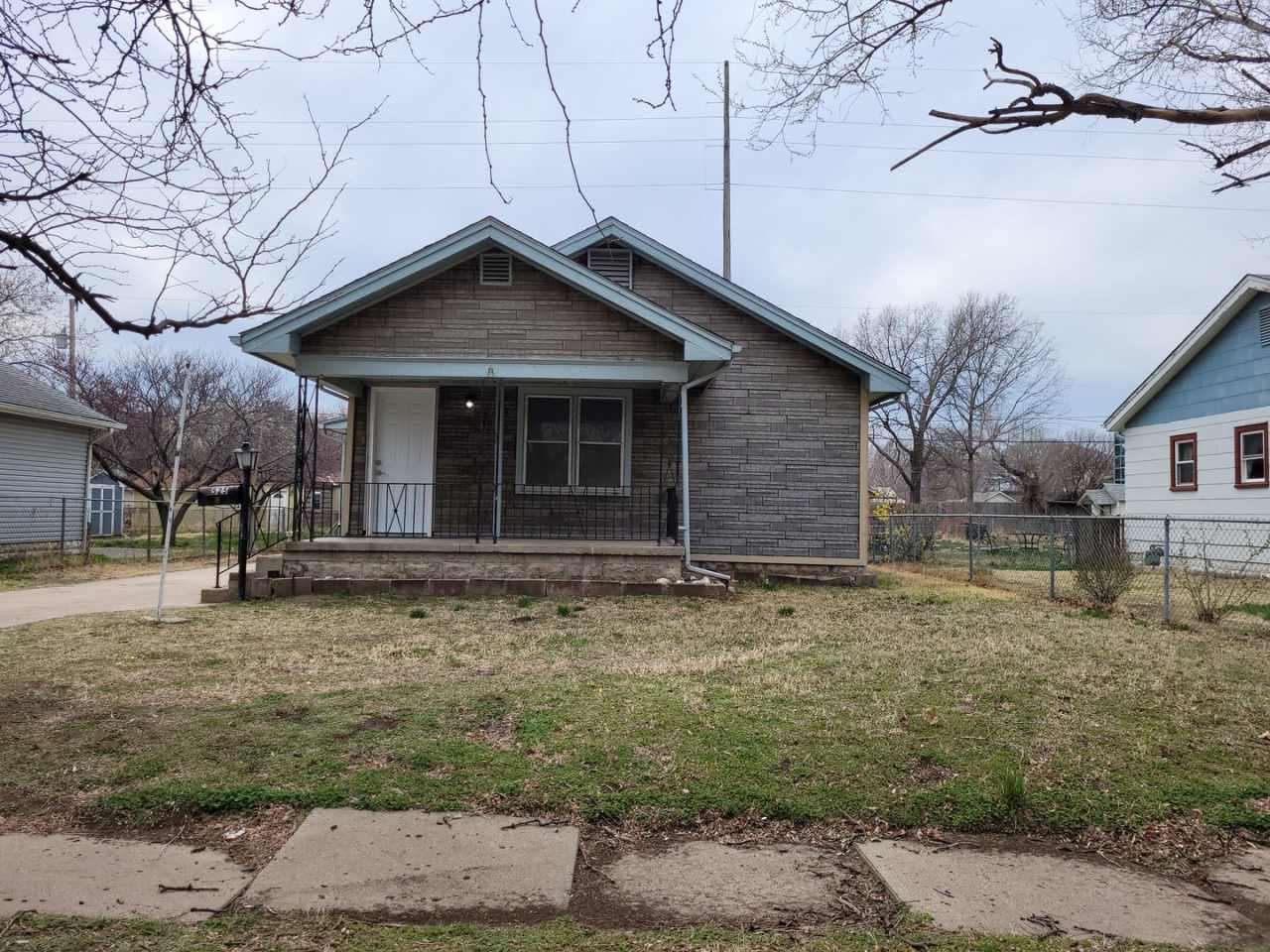 3 Bed 2 Bath Bungalow walking distance to river