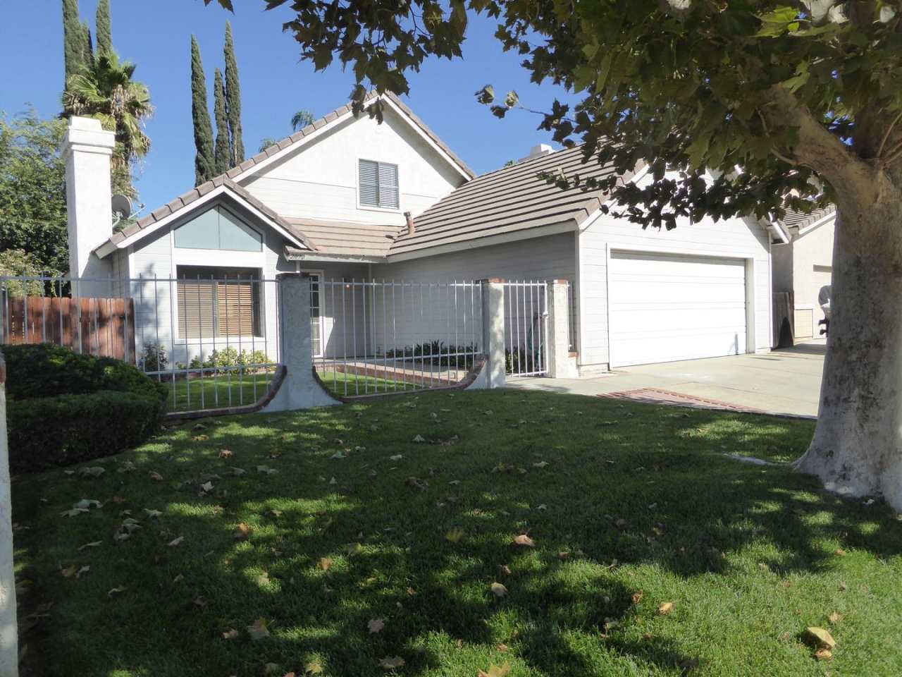 COMING SOON! Live Oaks Community 3 Bedroom PLUS a Loft in Castaic!