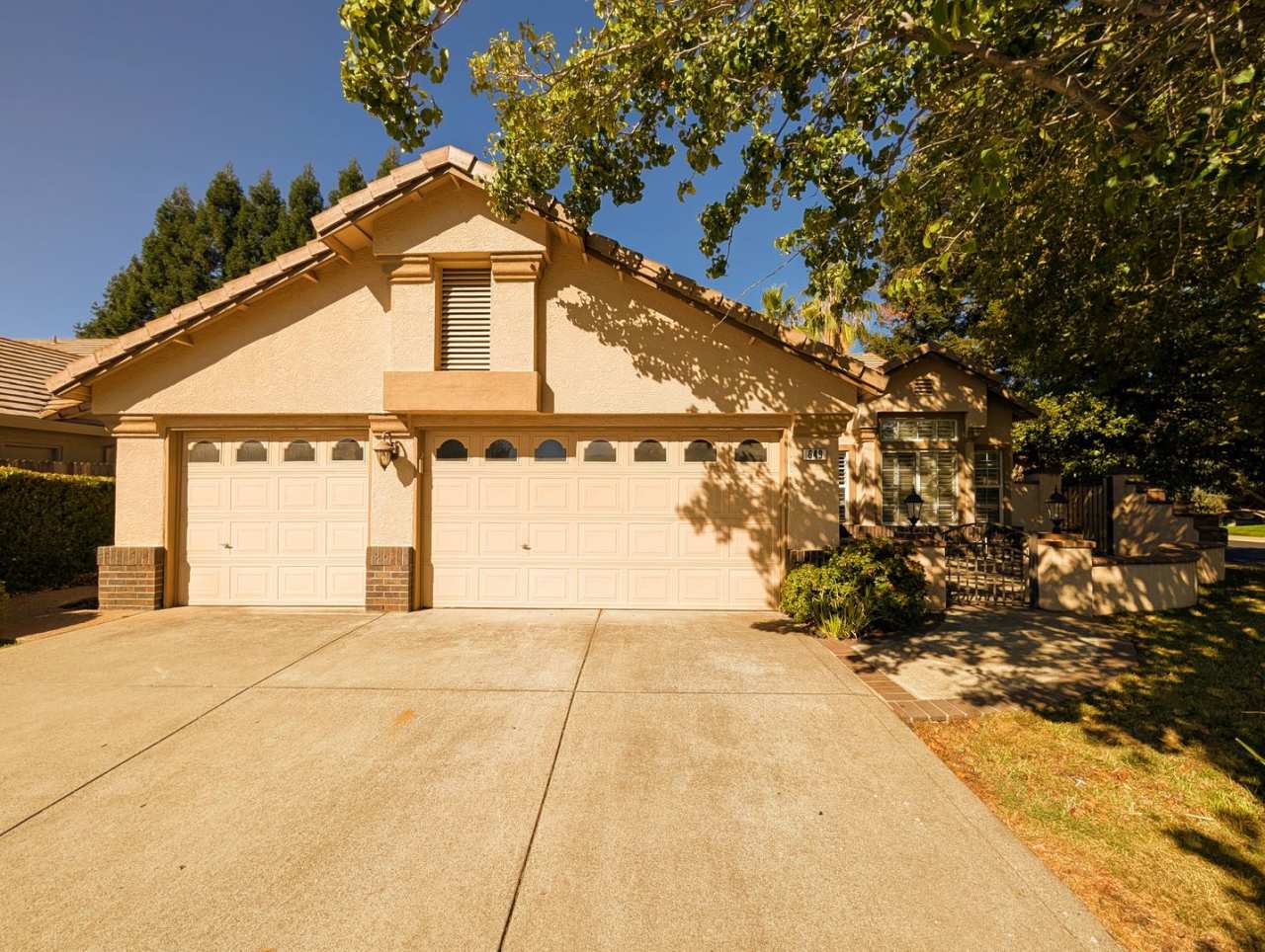 BEAUTIFUL SINGLE FAMILY HOME IN FOLSOM!