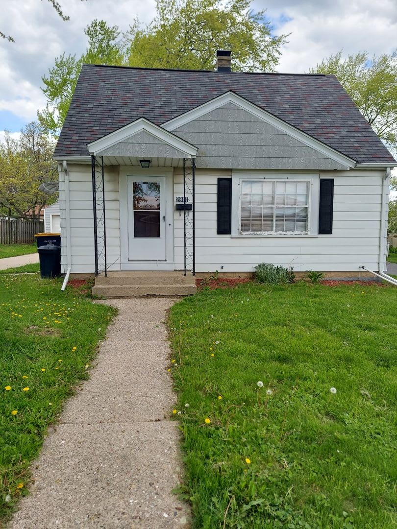 Beautiful Spacious Upgraded 2 Bedroom + Den Home in West Allis