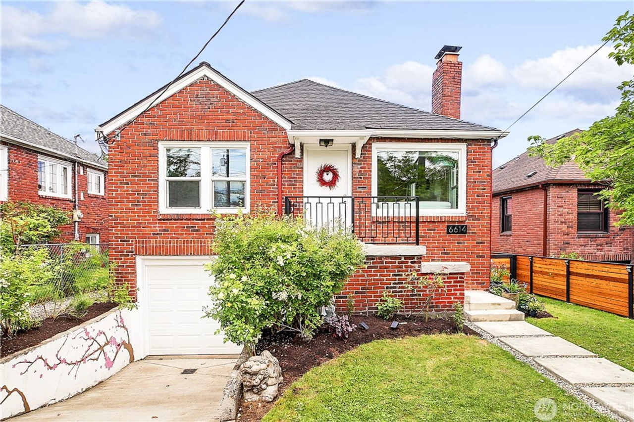 Charming 4 bed, 2 bath, fully fenced, covered deck in convenient location.