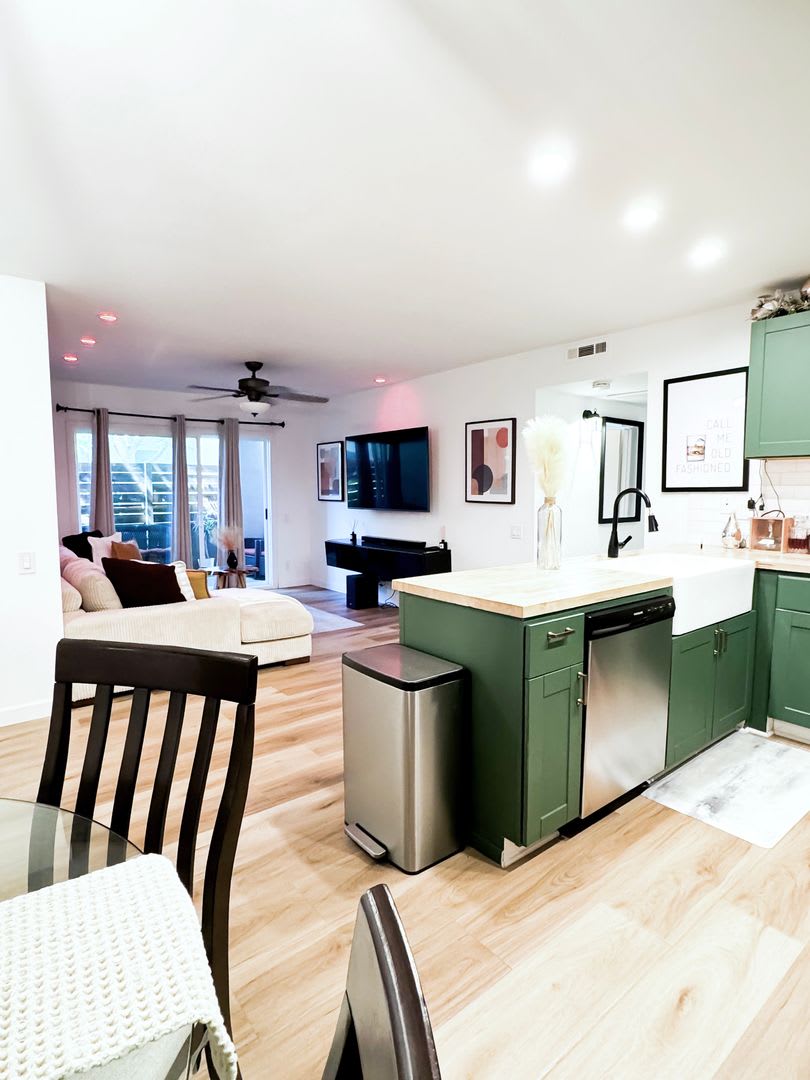 Charming Lake Forest Condo Ready for You! 2 Bed | 1 Bath | 915 SF