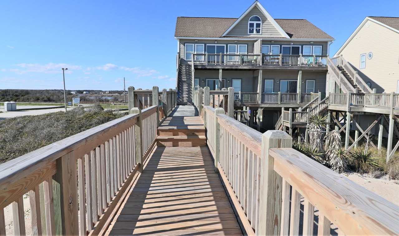 Pet Friendly Off Season Rental 4 Bedroom Oceanfront next to North Topsail Seaview Pier 12/1/2025 to 3/31/2026