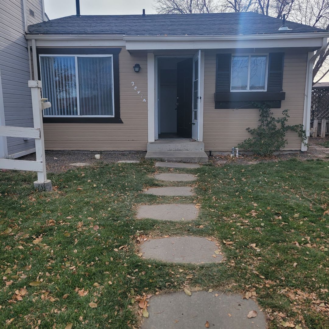 2 Bed, 1 Bath Condo W/Detached 1 Car Garage  Fenced Yard!!!