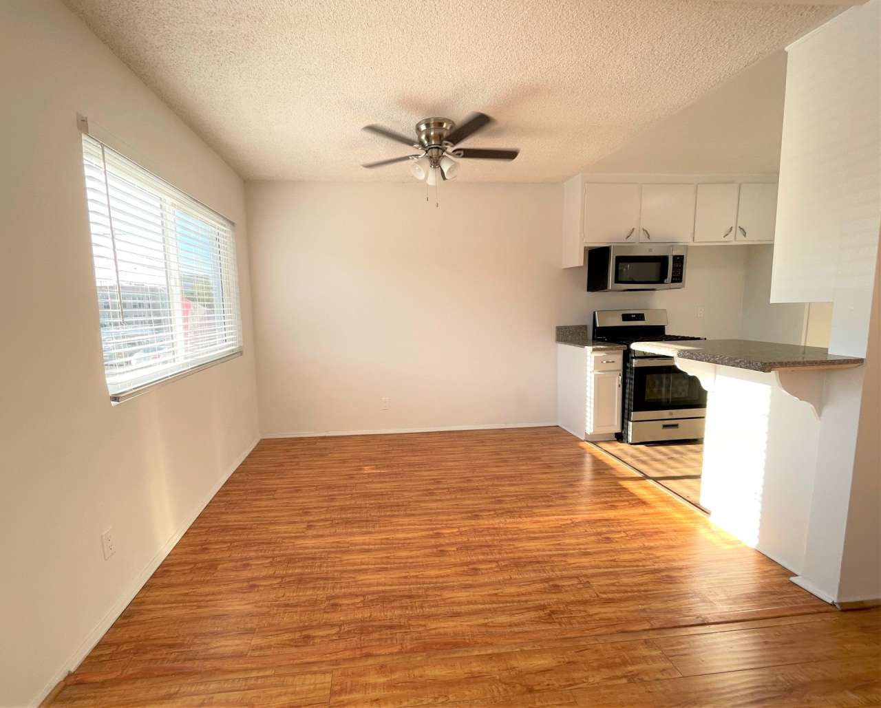 5715 Vineland Avenue