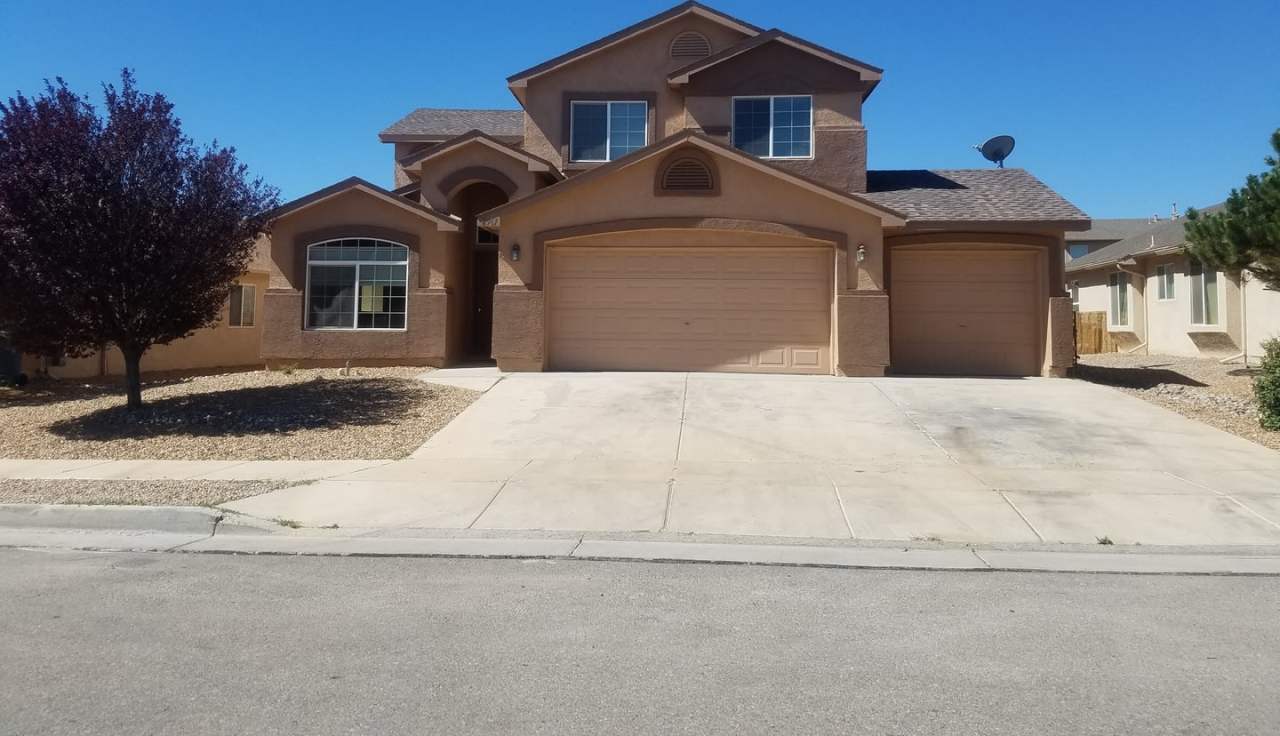 3 bed, 2.5 bath 2,300 sq ft in the Huning Ranch.