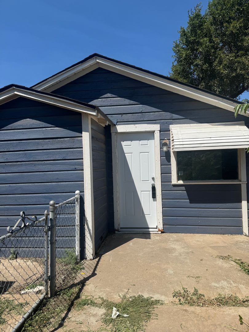 Cute 2bedroom 1 bathroom house