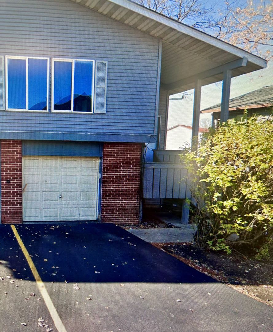 For Rent: 3 Bedroom, 1 Bathroom townhome 1 Elm Ct, Bolingbrook, IL 60440