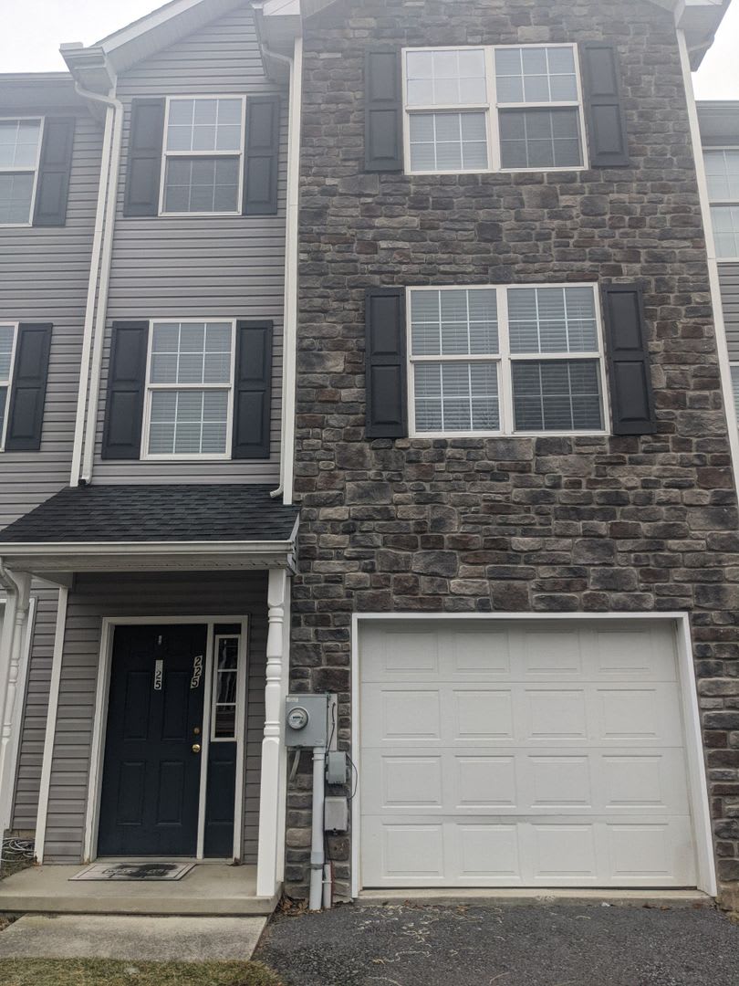 End Unit Town Home in Waynesboro, PA!