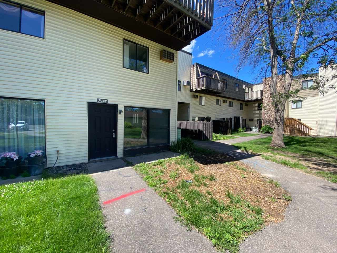 Updated 2br/1ba Townhome in Brooklyn Park