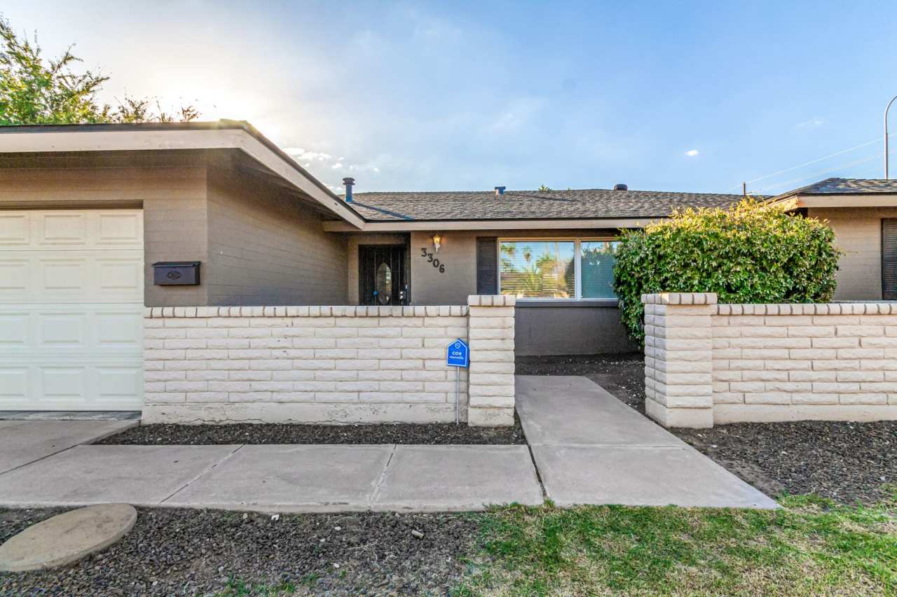Stunning Tempe home - 5 bedroom - pool  yard service included