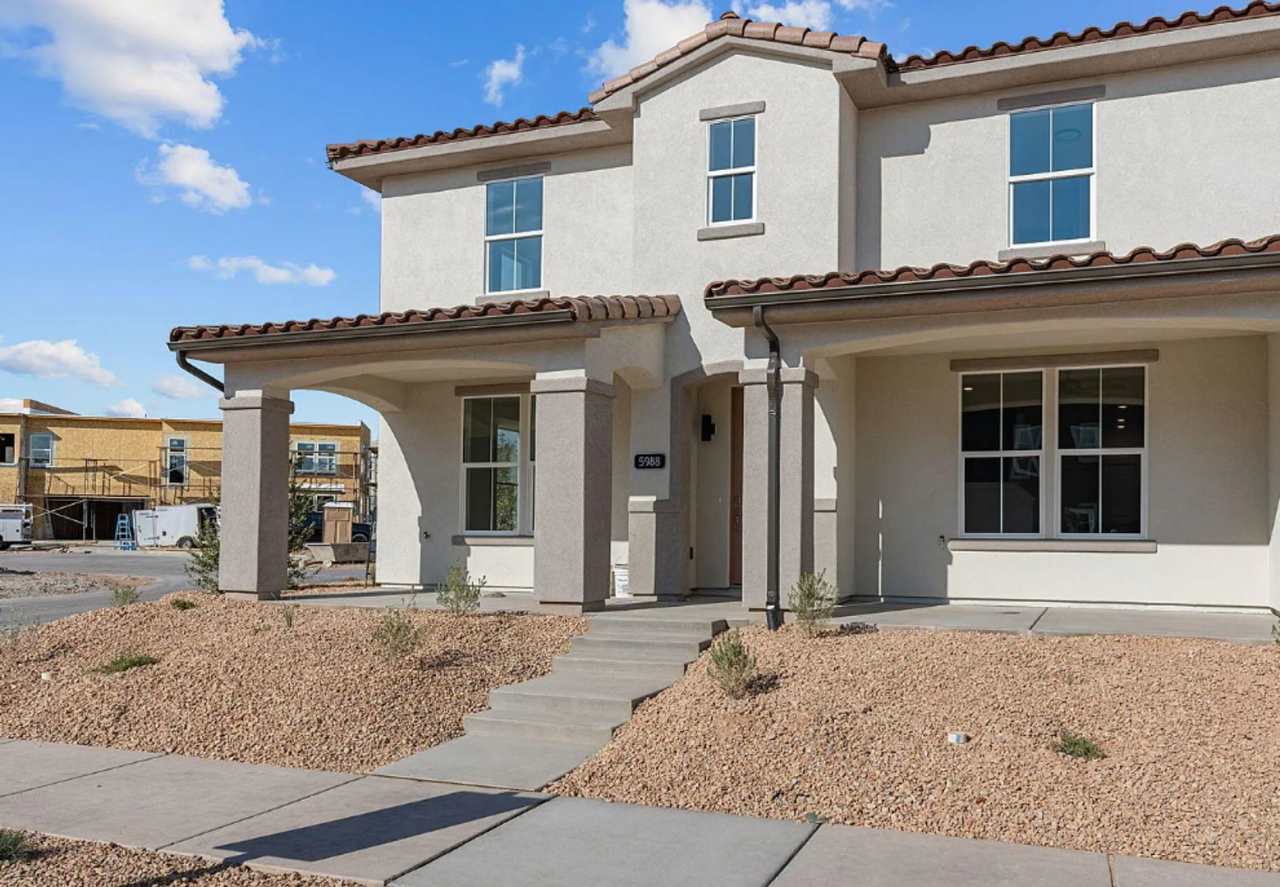 Stunning 3 Bedroom, 2.5 Bathroom in Beautiful Desert Color Community