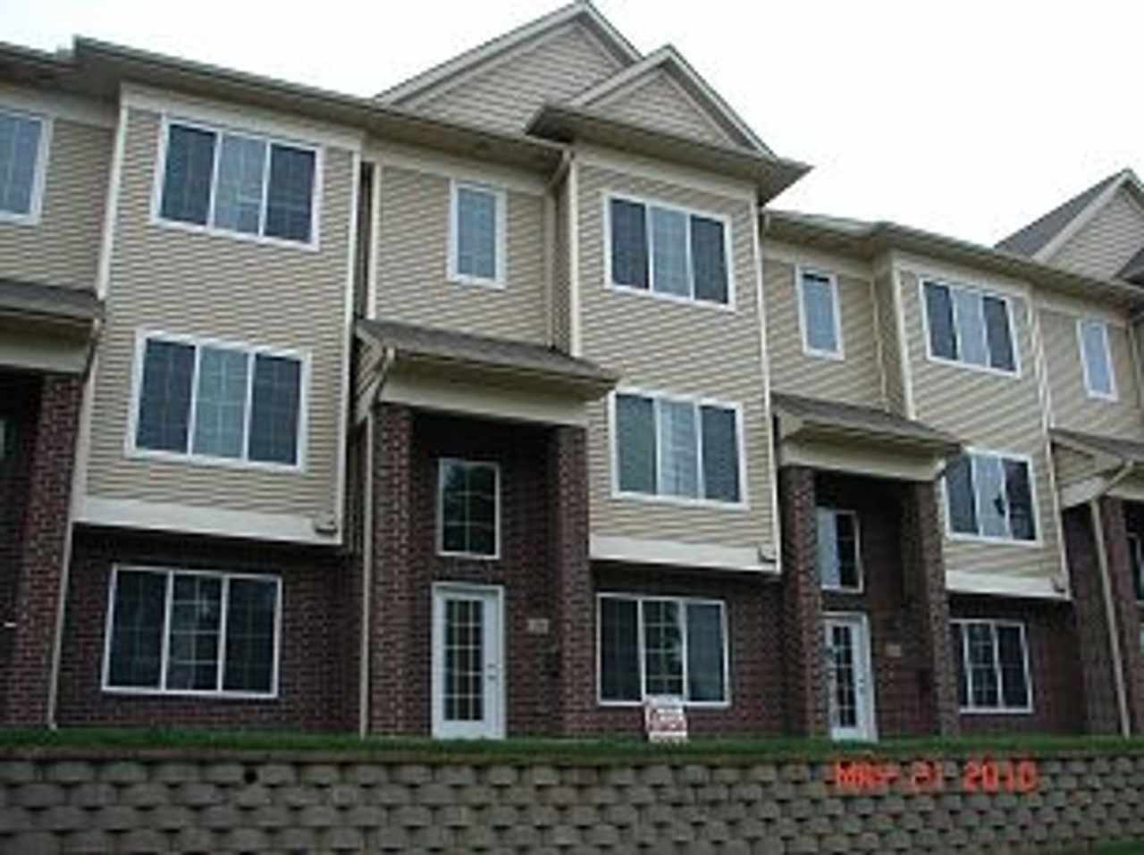 Luxury Iowa City townhouse close to UIHC and Kinnick