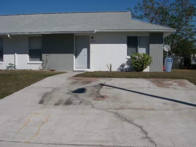 Orlando- off Dean Rd-2BR/2BA Duplex with fenced in yard. Lawn care included!!