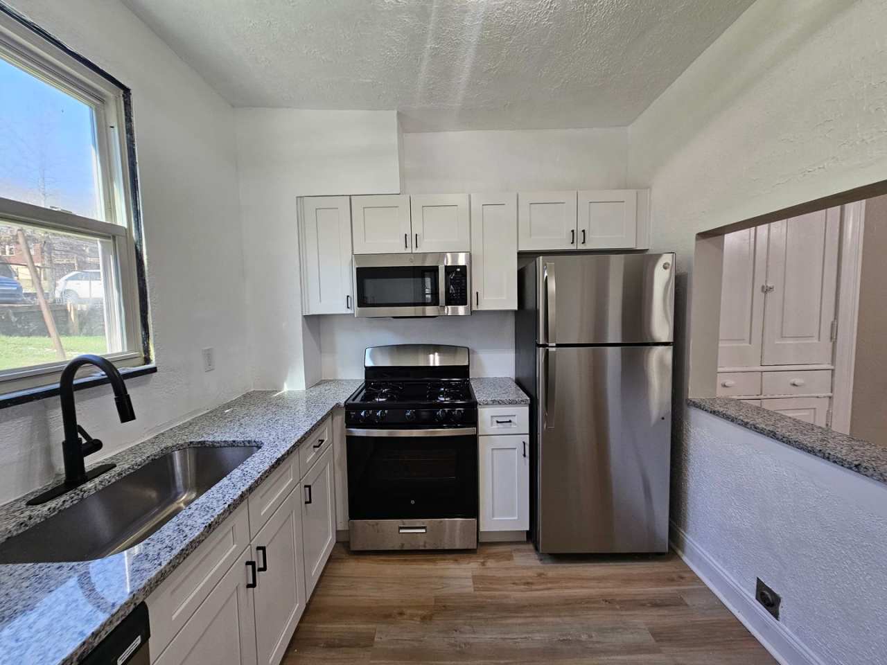 2 bedroom 1 bathroom townhouse for rent in Carnegie!