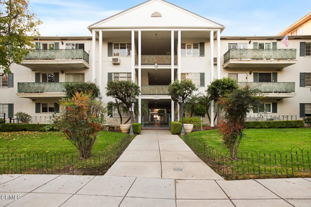 1233 N Columbus Avenue