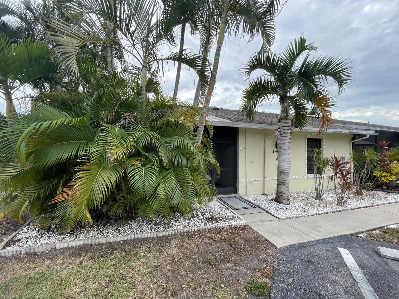 1432 SW Courtyards Ln Apt 101