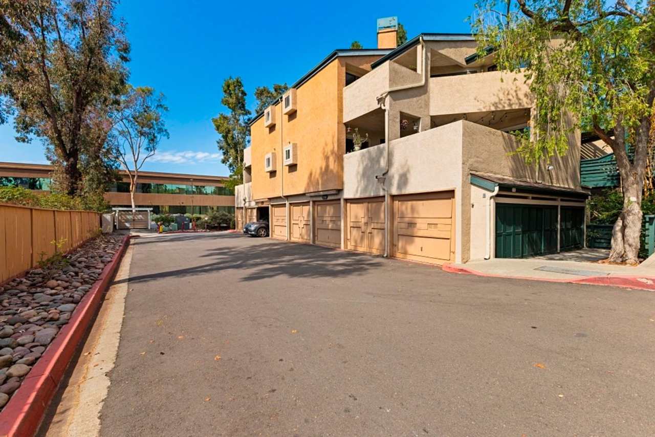 Stylish 1-Bed Condo with Balcony, Garage  Resort-Style Amenities in Mira Mesa