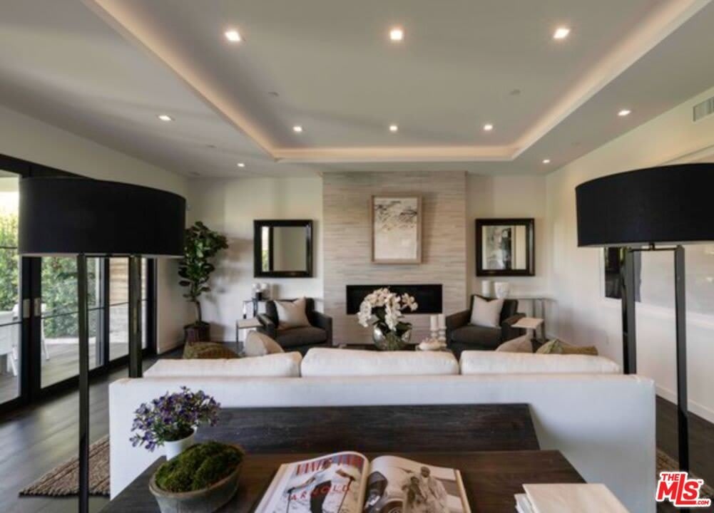 3295 Mountain View Ave