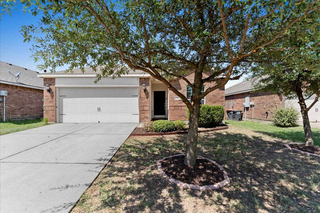 Ready for Immediate Move-In! 3 Bed 2 Bath Beauty!!! Located in Anna's highly desirable Northpointe Crossing Subdivision.