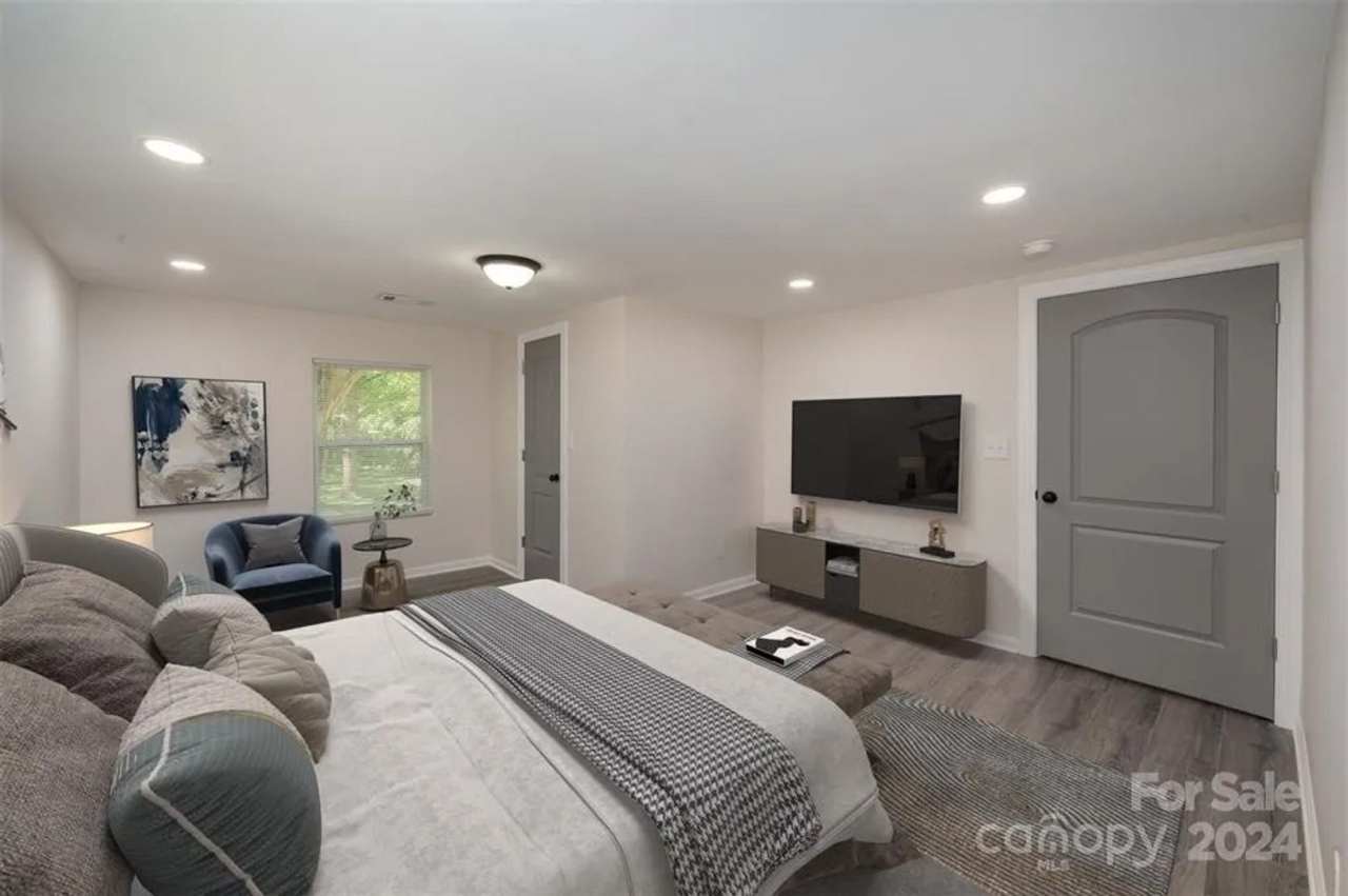 Room in 3 Bedroom Home at W Bank St