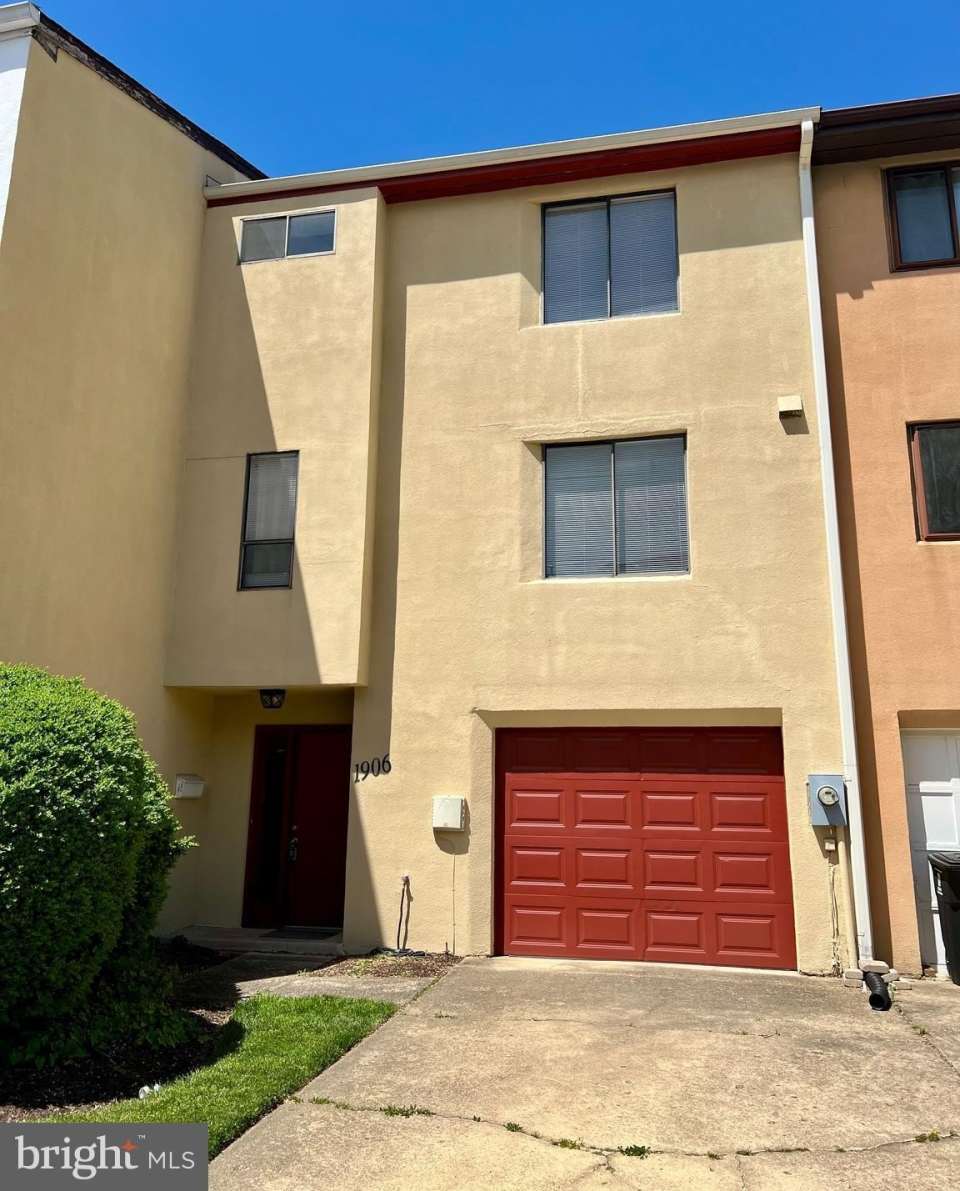 1906 N WOODLEY STREET