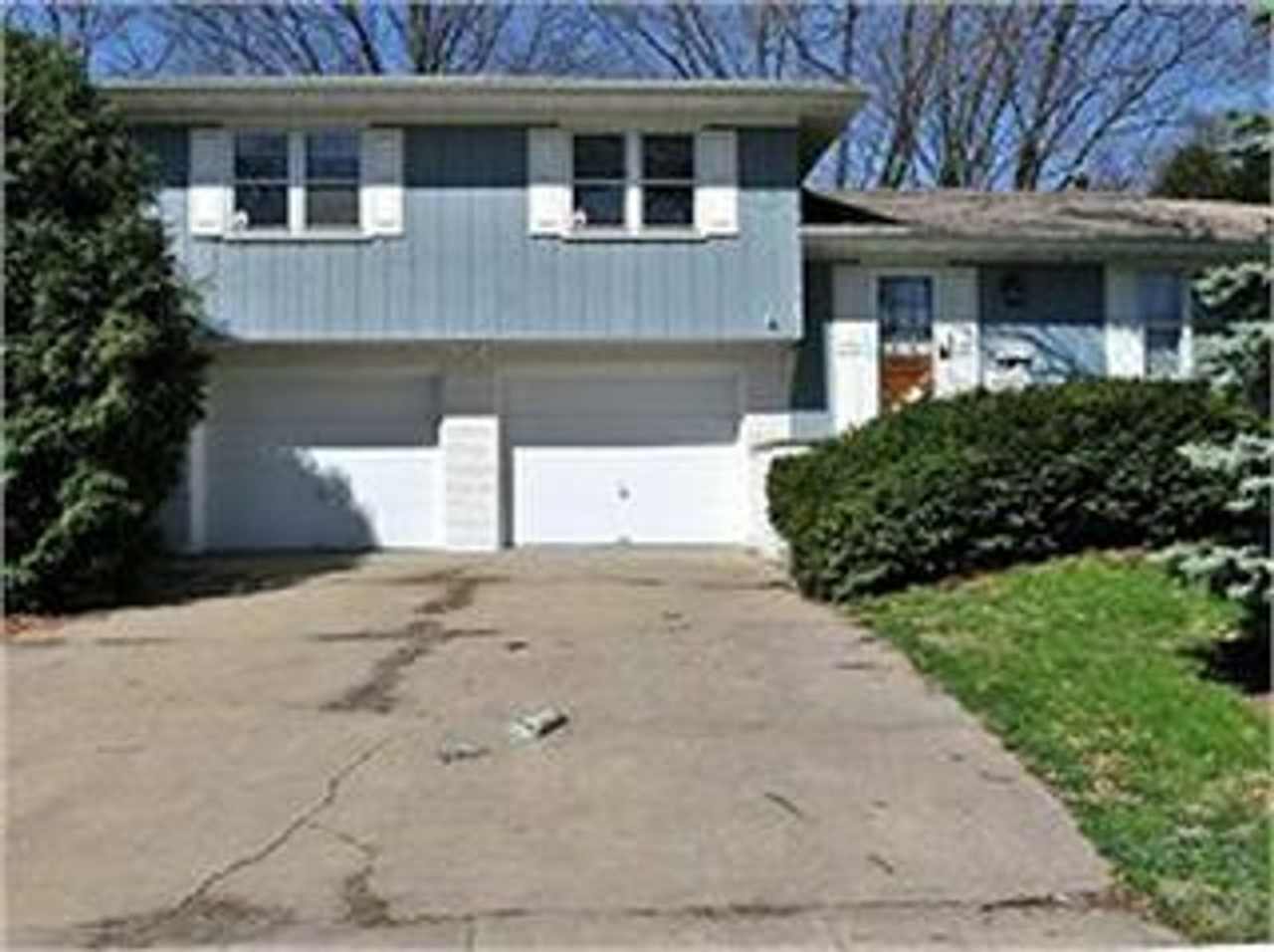 3 Bedroom, 2 bath house close to UIHC and Kinnick.