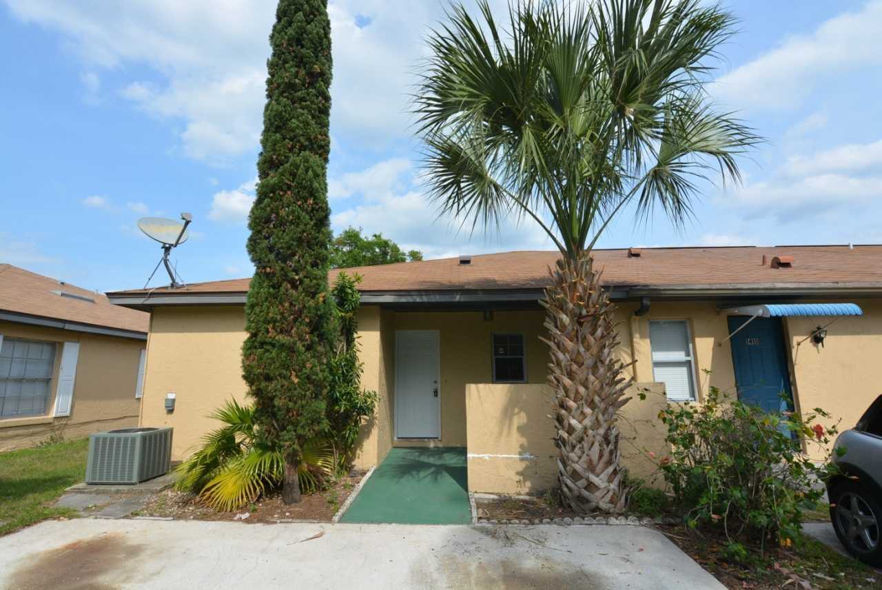 East Orlando 3/2 duplex. TILE FLOORS, Fresh paint, community pool!