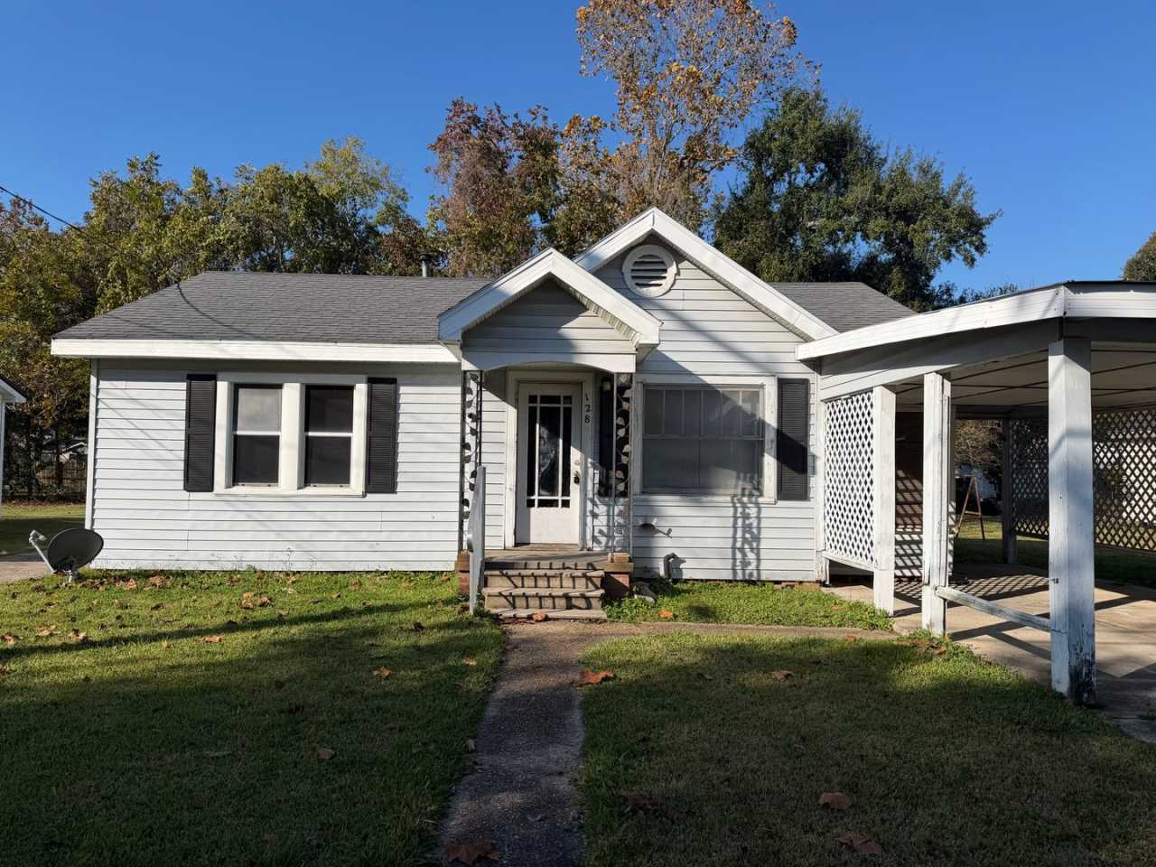 2 bedroom, 1 bathroom home available in Lafayette!