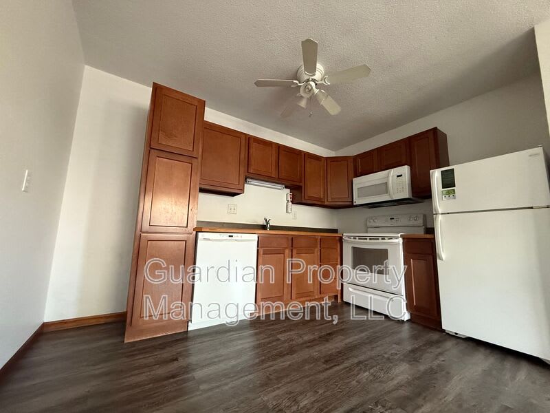 1135 1/2 N College Dr