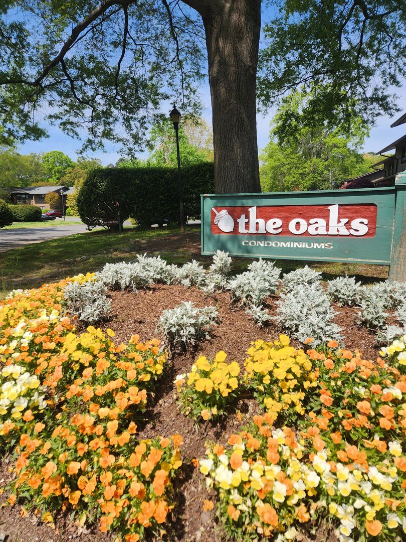 Chapel Hill / The Oaks Townhome