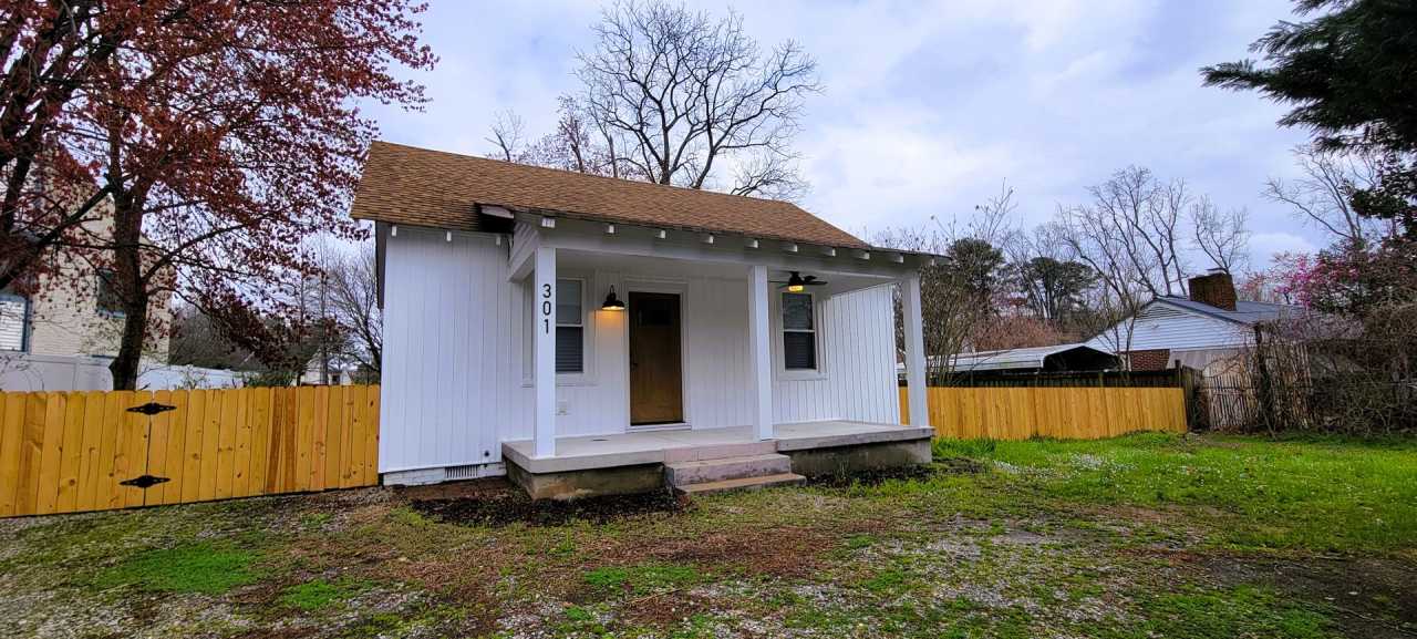 Renovated 2 bedroom bungalow in Chesterfield County near Midlothian Turnpike and Chippenham Parkway.