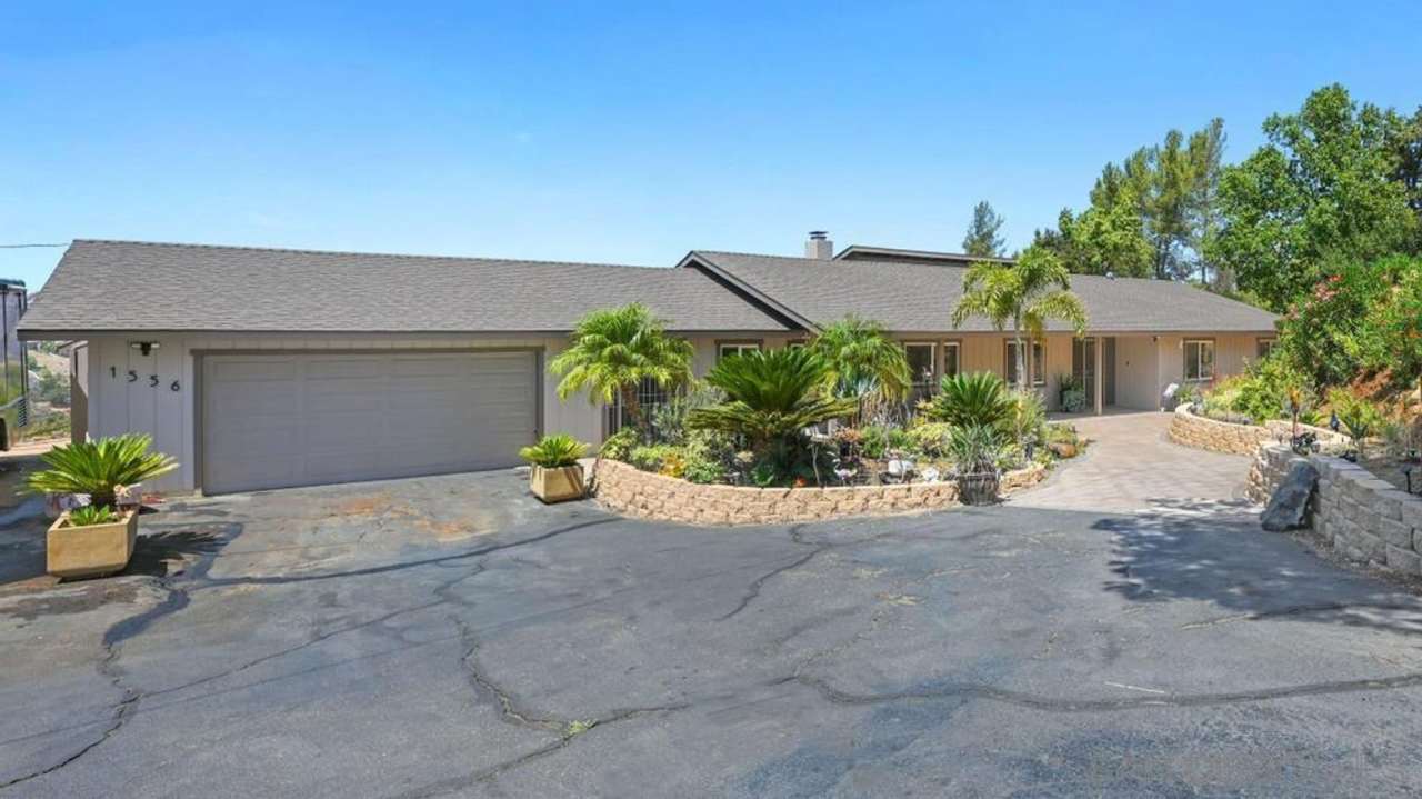 GORGEOUS 3/2.5 Bath Remodeled Home with Stunning Views in Alpine