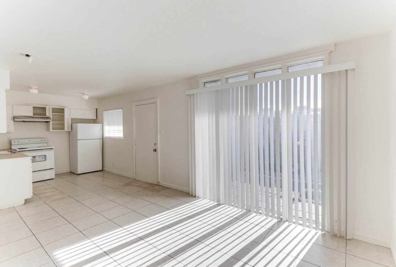 Bright  Spacious 2-Bedroom Upstairs Unit in Central Las Vegas!