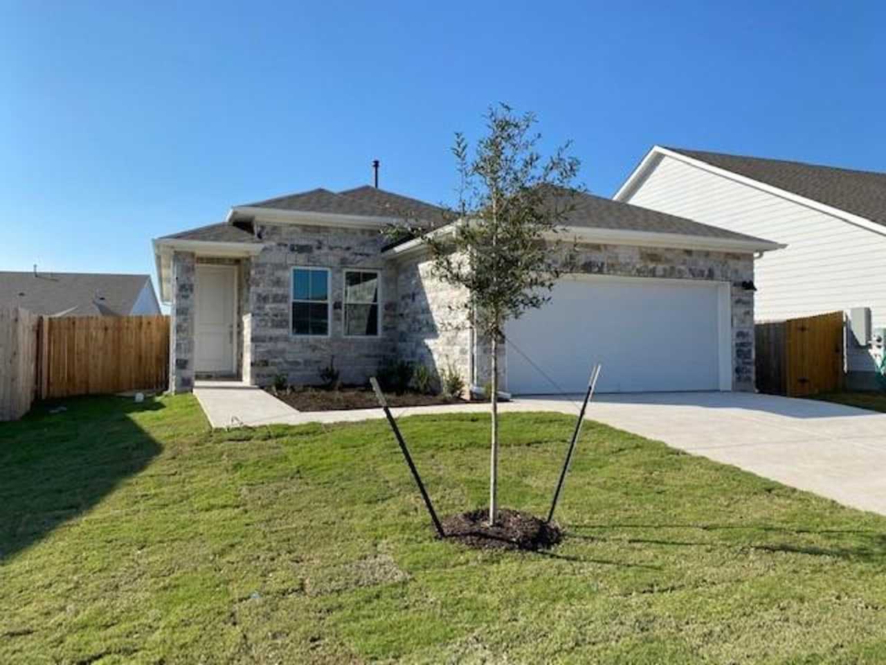 Spacious 3 Bedroom, Community Pool, Playground, Hike and Bike Trails, 2 Car Garage