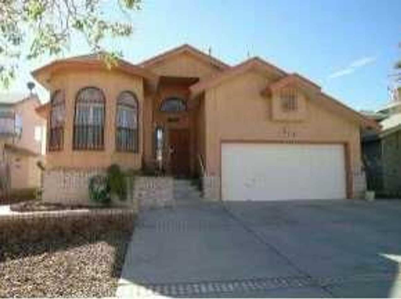 Incredible 4 bedroom, 2 1/2 bath home in East El Paso!!