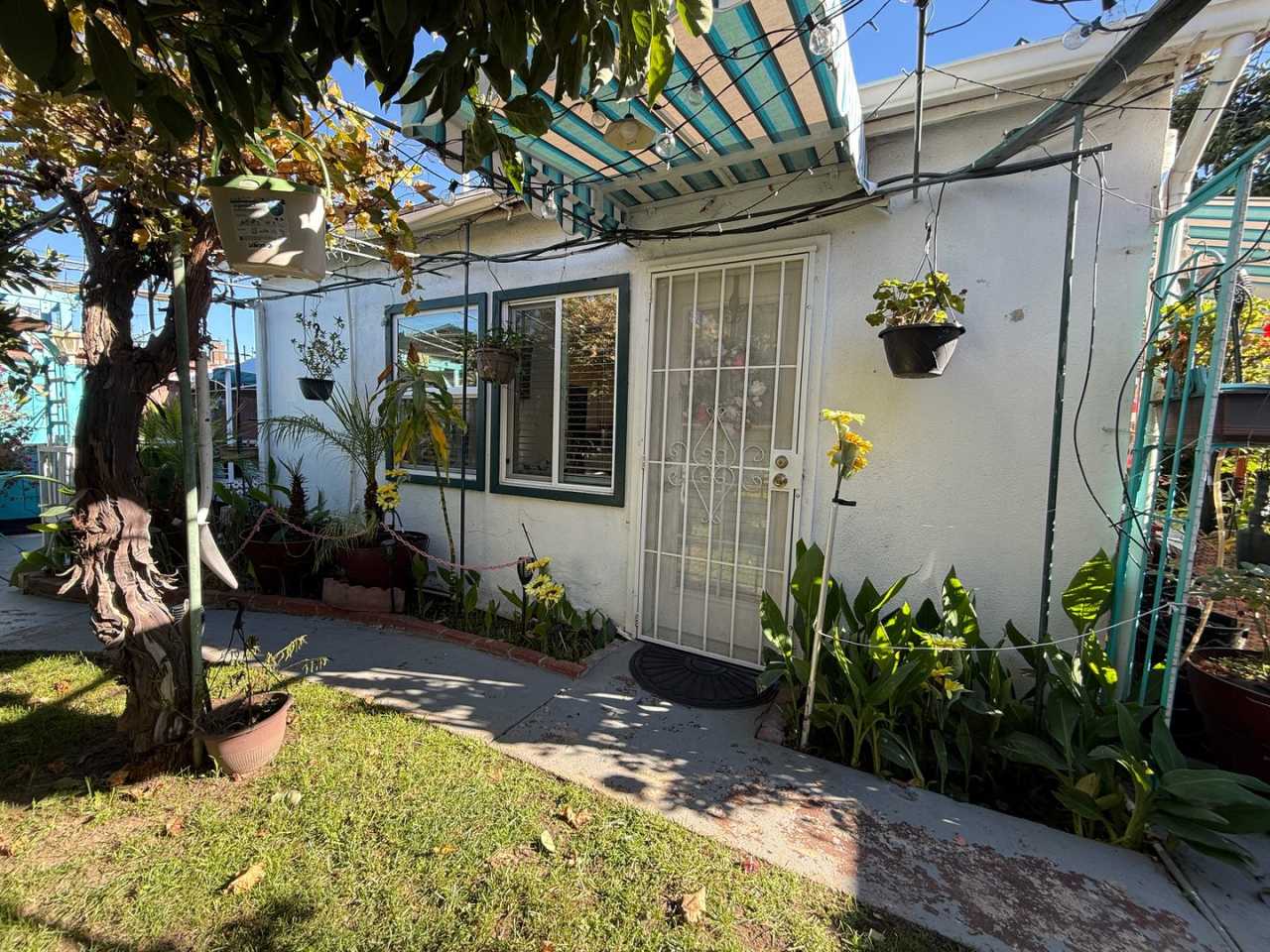 All-Inclusive Studio for Rent in Tarzana!