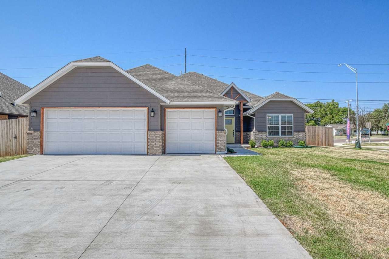 Beautiful Home in Summit Lakes!