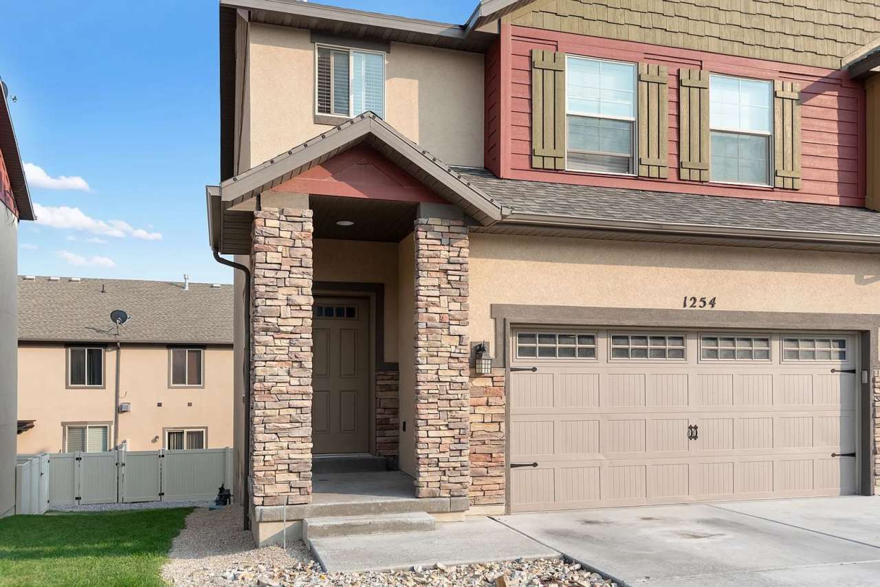 Luxurious Spacious layout in convenient Saratoga Springs location!!!! Pet Friendly!!