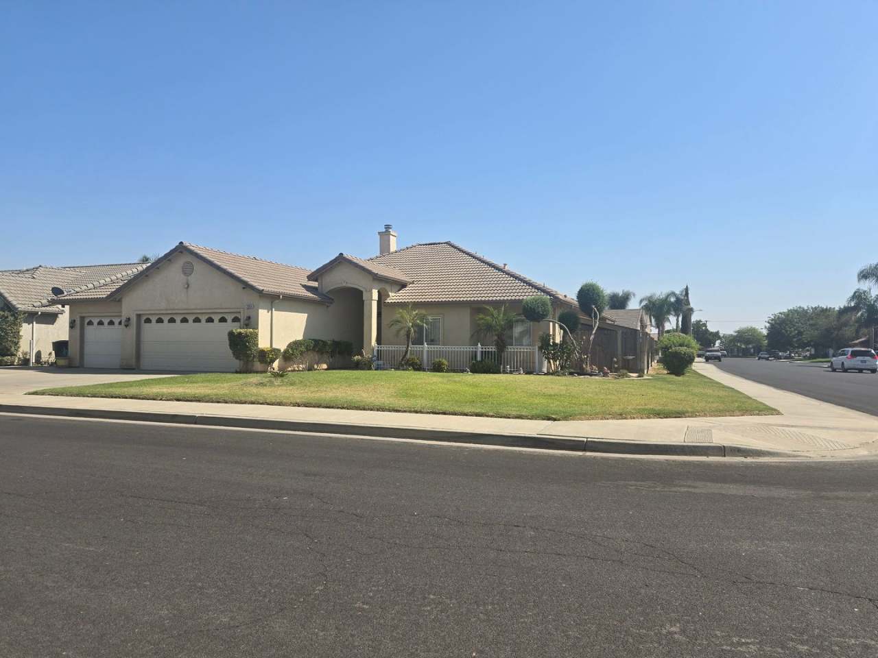 4 BR + Flex 2 BA Available 9/15