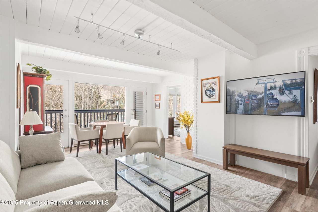 916 E Hopkins Avenue unit: 204