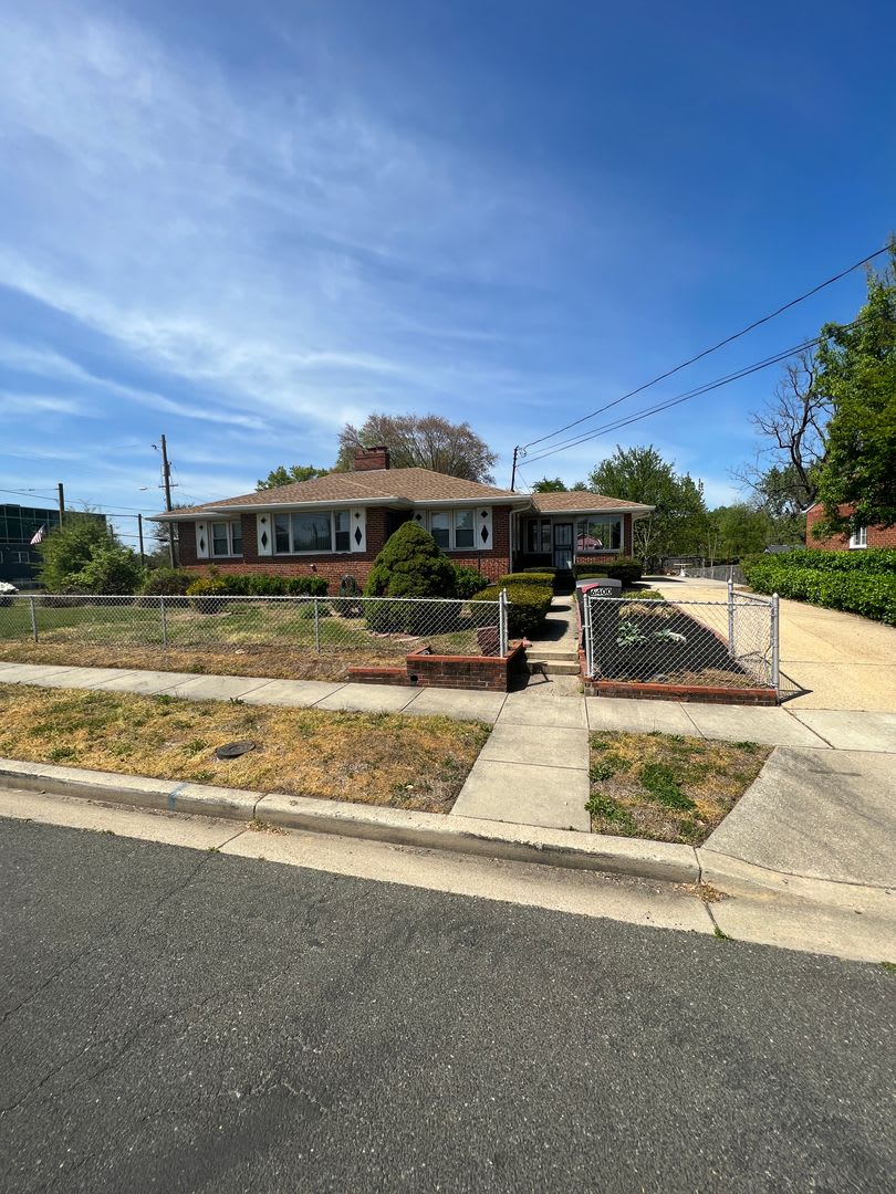 Amazing 6 Bedroom 2 Bathroom home with dual driveways