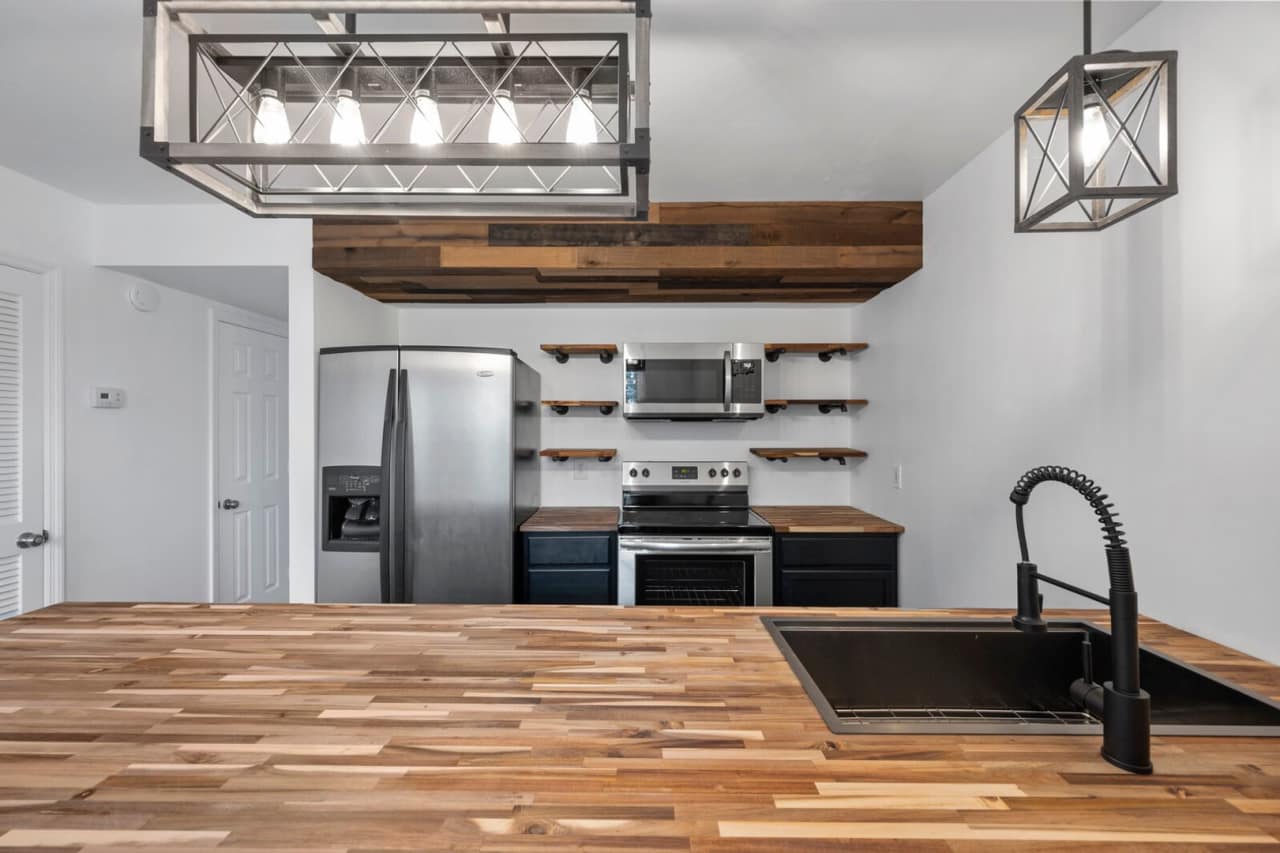 2 bed 1.5 bath townhome for rent in Brentwood!