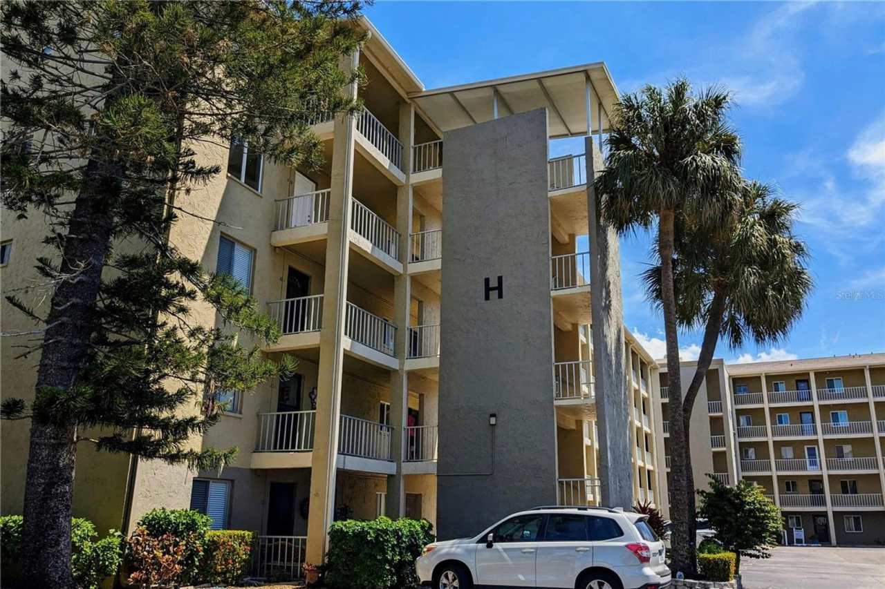 55+ 2x2 Newly Renovated Condo