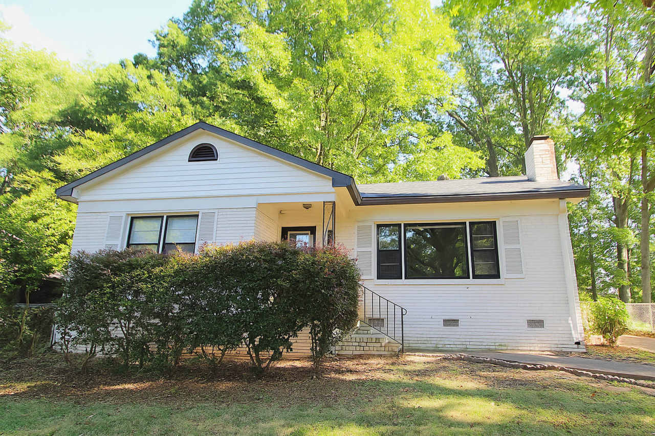 2 bedroom Ranch with Fenced in Back Yard!!