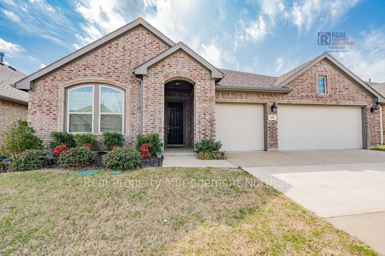 Spacious 4 bedroom 3 bath in Gateway Parks!