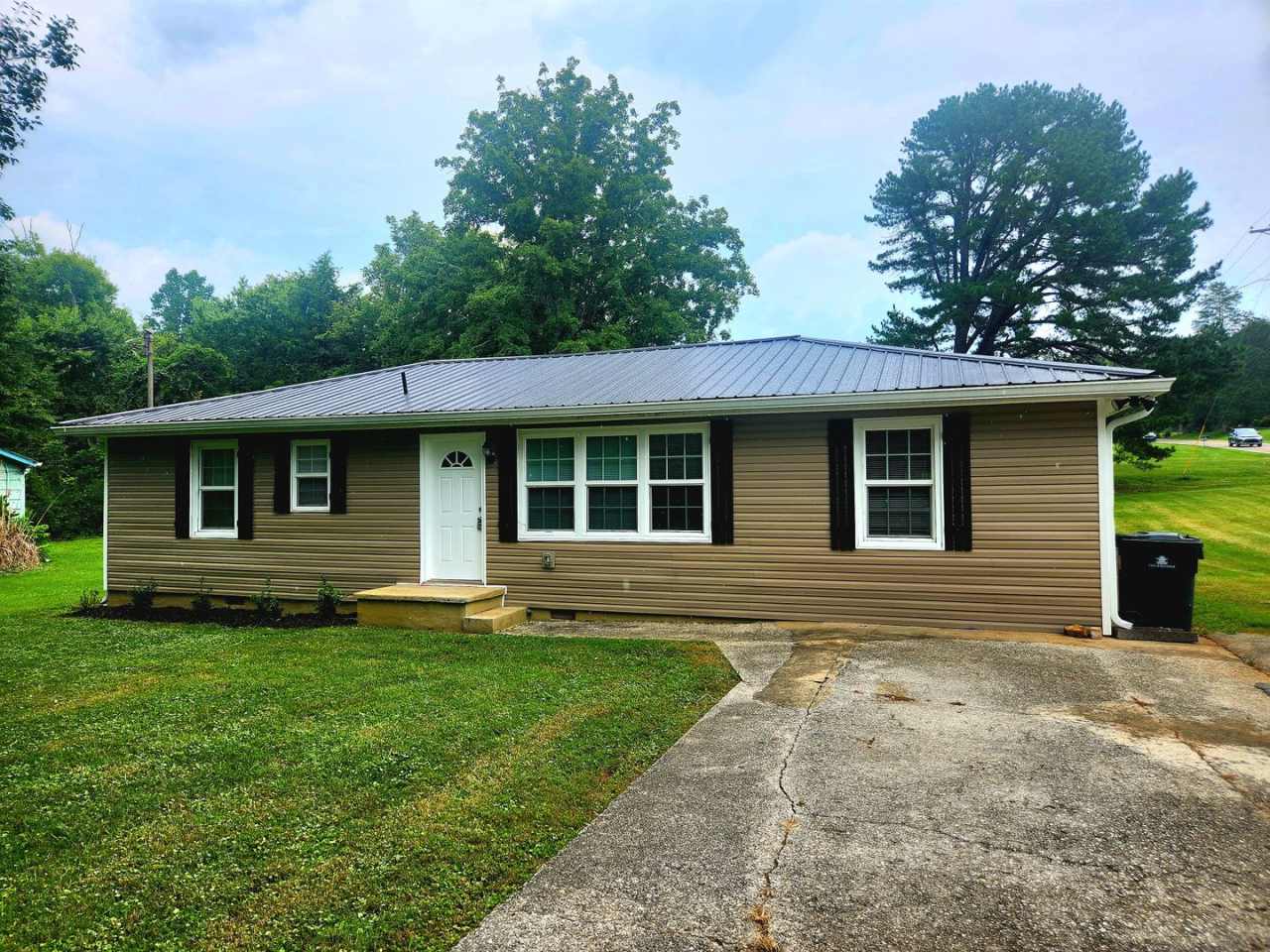 Large, family-friendly S. Knox 3br/2ba w office