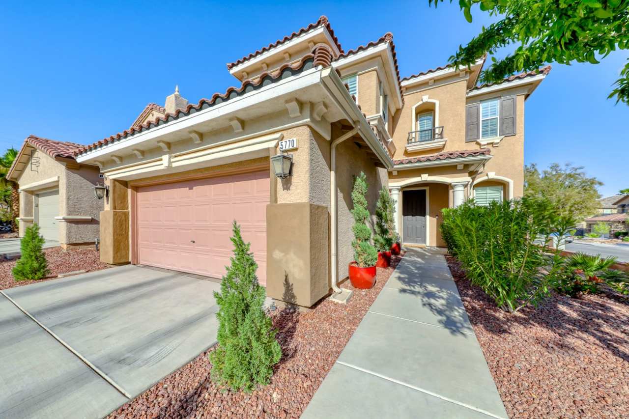 MOVE-IN SPECIAL! LOADED W/ UPGRADES! STUNNING 3BD/2.5BA NEAR SUMMERLIN!